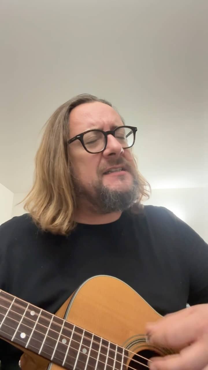 Sarebbe un peccato perdere una tranquilla serata in acustico con me e Michele alle percussioni…🎸🥁 Non mancate il 17 ottobre al Fanatiko di Viareggio. Q